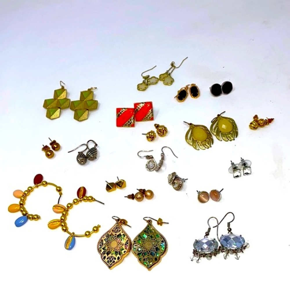 18 Beautiful Gold Tone & Silver‎ Tone Earrings